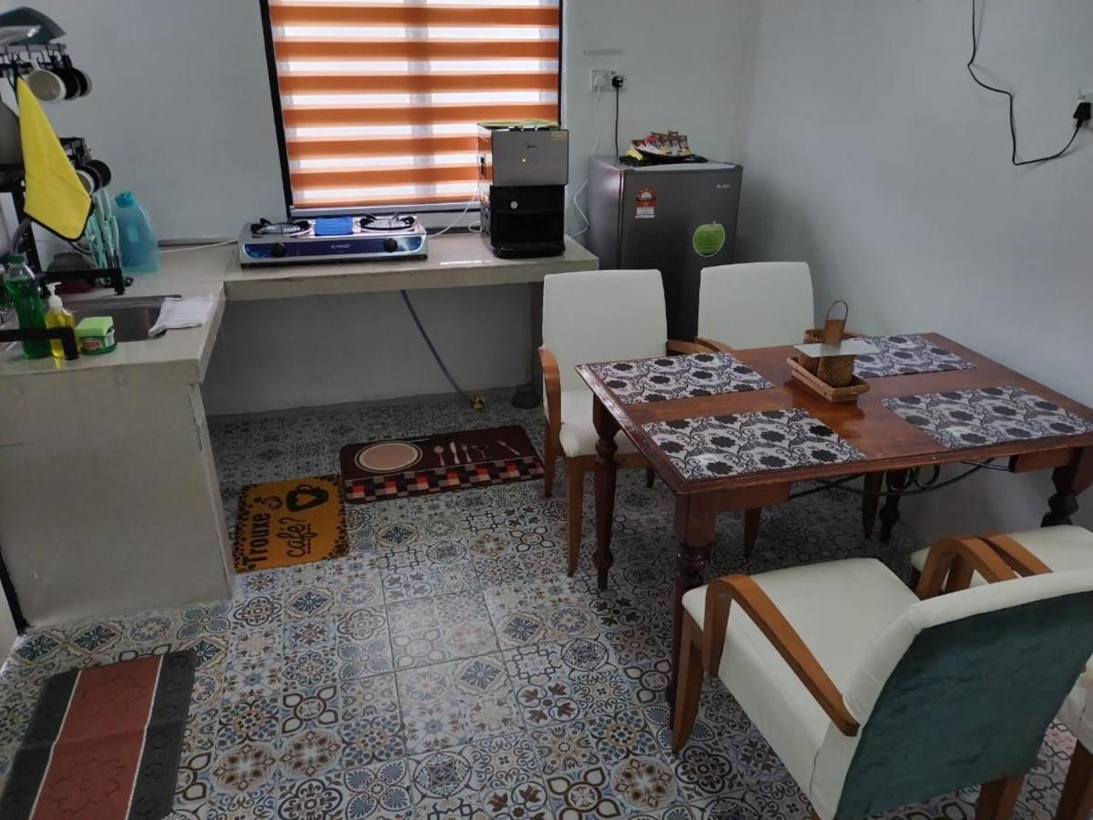 Homestay Embah Ros & Embah Lek Hutan Melintang Extérieur photo